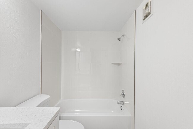 Building Photo - GULFPORT APARTMENT FOR RENT!