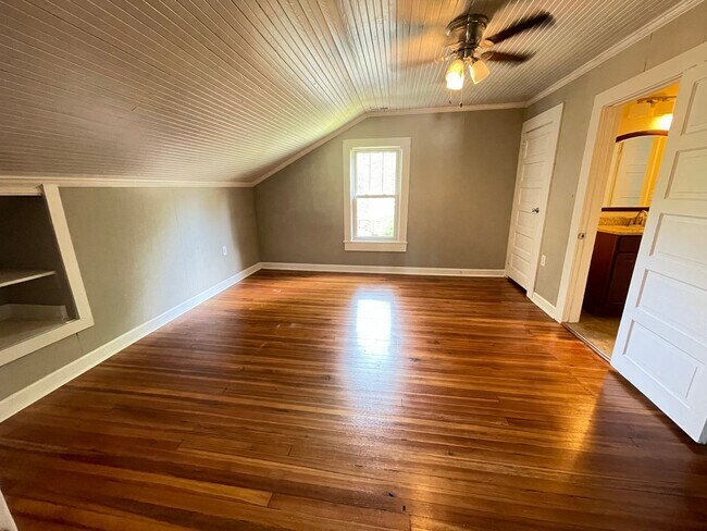 Building Photo - Stunning, renovated 7br home in the heart of Carrboro! Walk to downtown w/ ease, walk or bike to ...