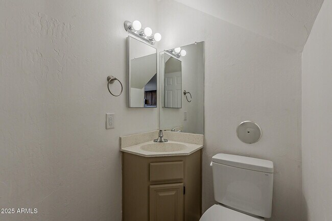 Building Photo - 1028 S Ash Ave