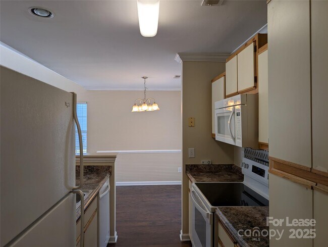 Building Photo - 125 Foxglove Dr