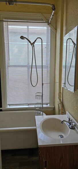 Bathroom - 534 Windsor St E