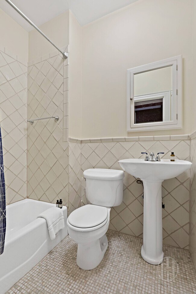 Building Photo - 31 W 84th St