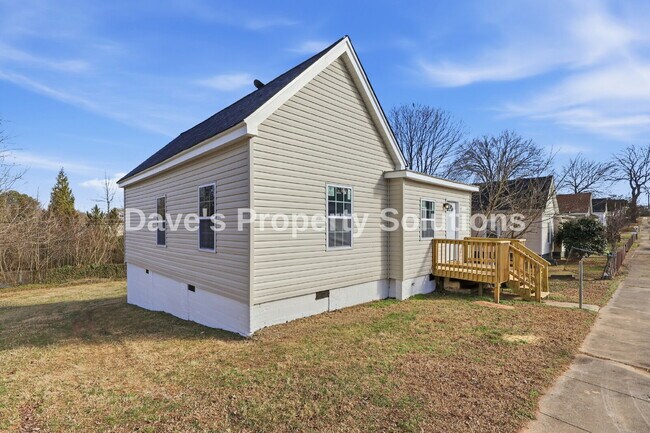 Building Photo - Charming Updated Home in Prime Winston-Salem Location