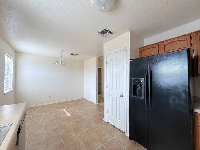 Building Photo - Northeast El Paso 3 Bed Refrig A/C