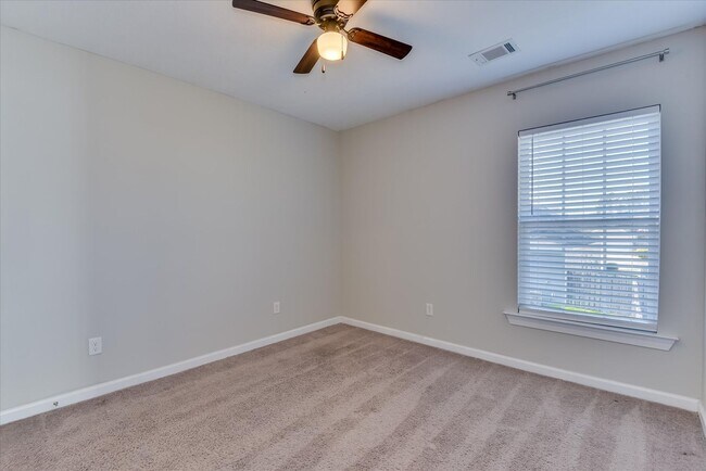 Building Photo - 3 Bedroom 2.5 Bath in Canterbury Farms!