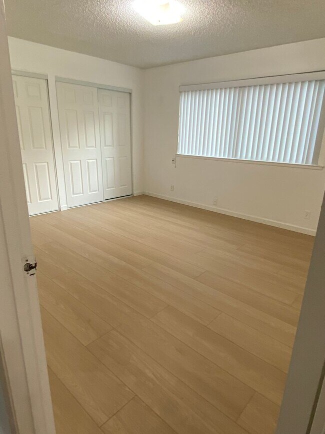 Building Photo - Available NOW - Cute 3 Bed 2 bath home in ...