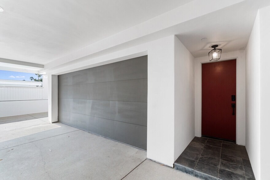2-car garage and lower level entrance - 1542 Manhattan Beach Blvd