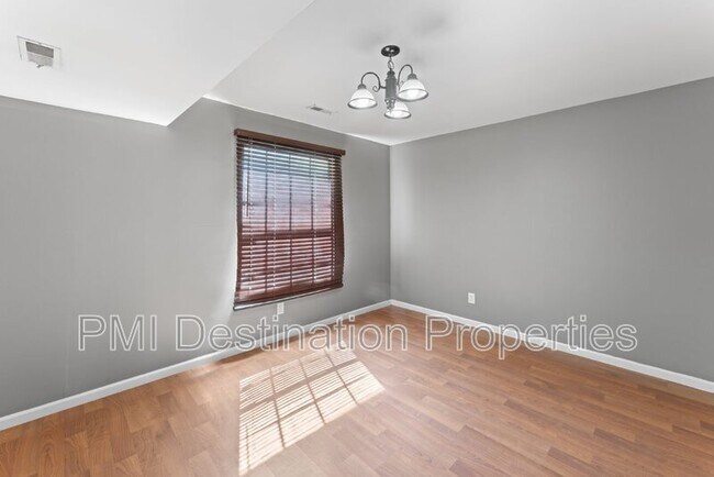 Building Photo - 3201 Creekwood Dr