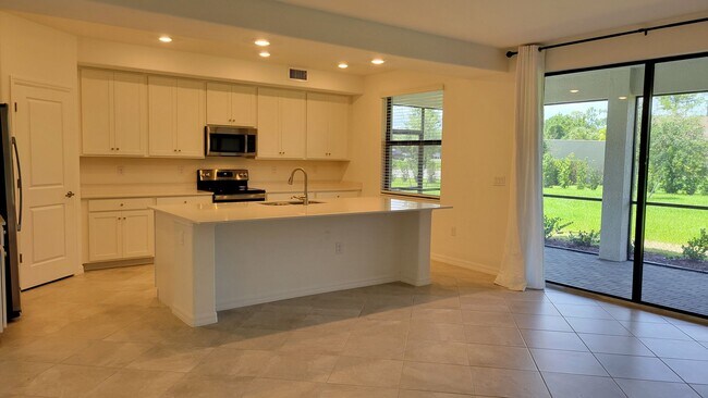 Building Photo - Annual UNfurnished luxury 3/2 ground floor...