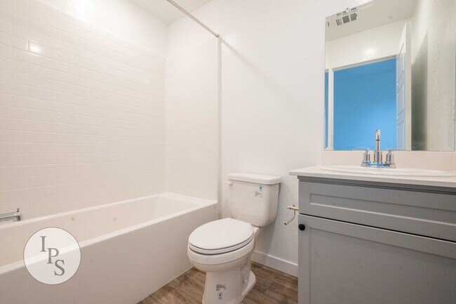 Building Photo - 2808 N Vahe Ave