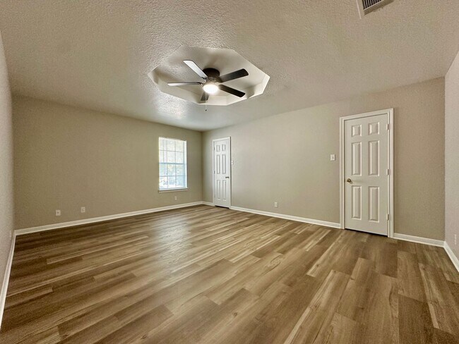 Building Photo - Spacious Newly Renovated 4/2 Walking Distance to Campus & Minutes from Downtown!