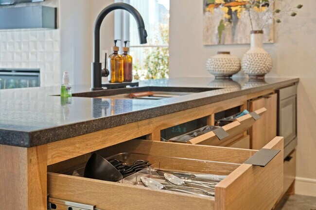 Building Photo - 225 W 1st St