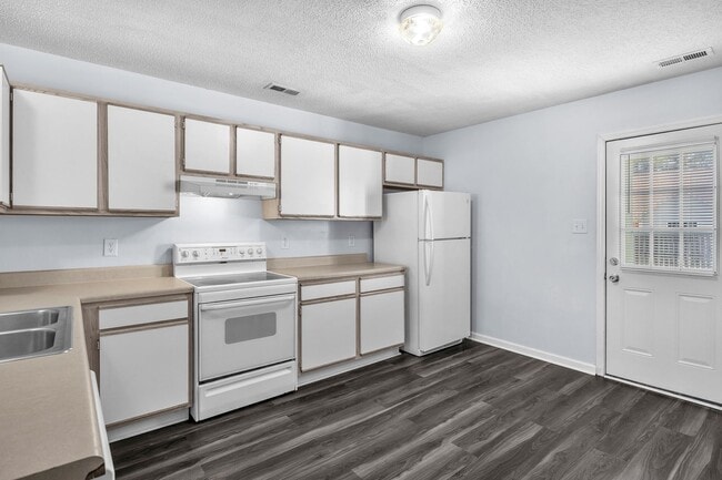 Building Photo - 2 Bed 2.5 Bath Townhome