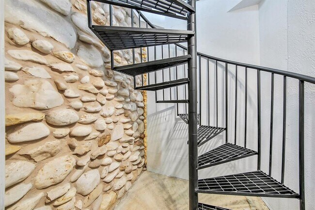 Building Photo - 709 Gale St