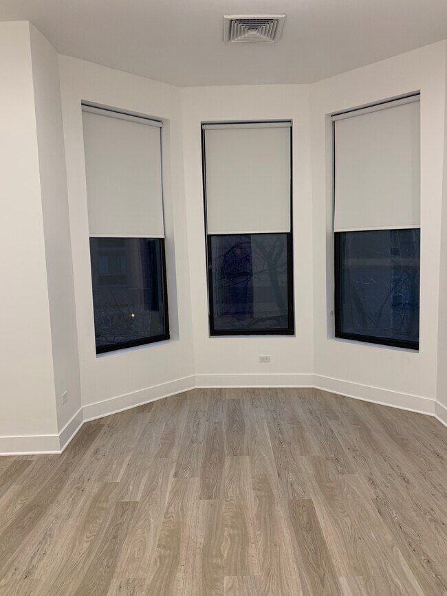 LR / E / O - Windows facing Ontario - 18 W Ontario St