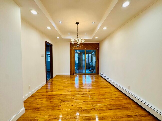 Building Photo - 16 W 51st St