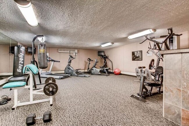 Building Photo - Spacious 1 bedroom Condo in Governor's Par...