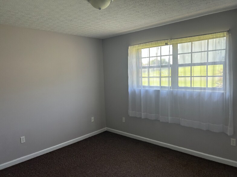 Building Photo - 120 Skyline Dr