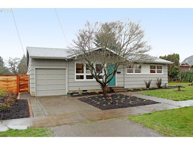 Building Photo - Charming Saint John's home with Washer/Dryer, Fenced Yard, Garage