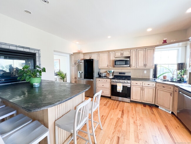 Building Photo - 712 E Broadway