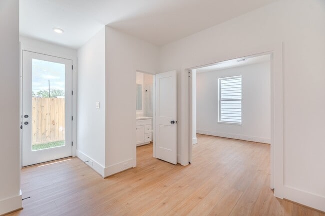 Building Photo - 7605 Victory Dr
