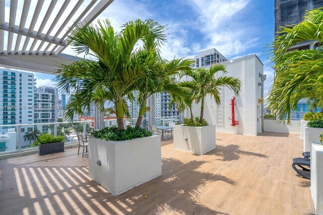 Building Photo - 321 NE 26th St