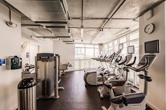 Building Photo - 3256 NE 1st Ave