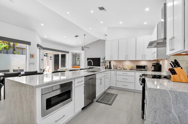 Building Photo - 5063 Ventura Dr
