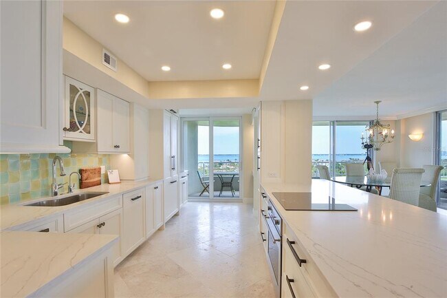 Building Photo - 775 Longboat Club Rd