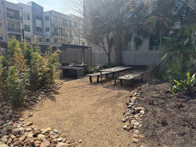 Building Photo - 1601 E 5th St.