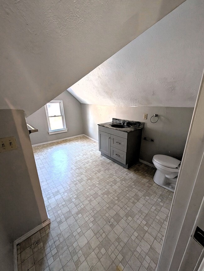 Building Photo - 817 S Newton Ave