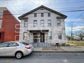 Building Photo - 122 Ann St