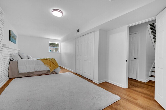 Building Photo - 917 S Forrest Dr