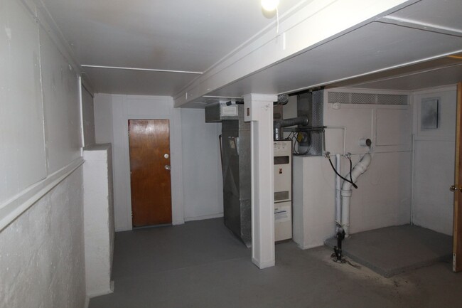 Building Photo - 1204 E Bismark Ave