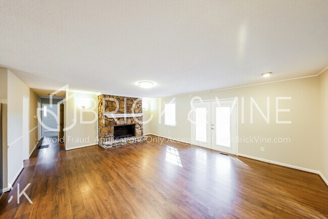 Building Photo - 400 S Highland Dr