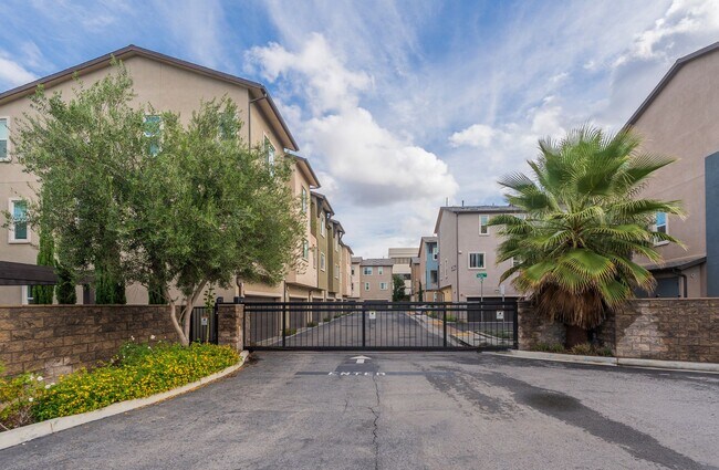 Building Photo - Newer townhome rental located in the gated One Seven Eight community!
