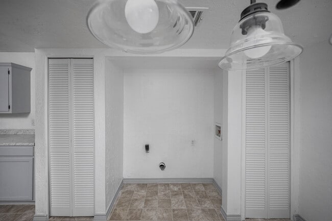 Building Photo - 508 NW Woodridge Dr