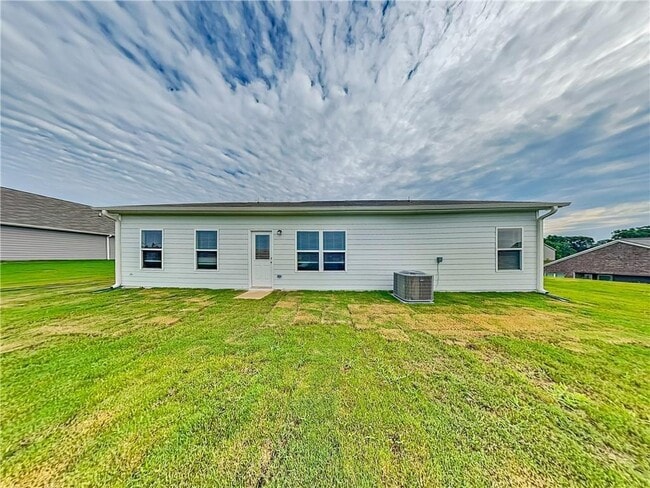 Building Photo - 905 Hesston Dr