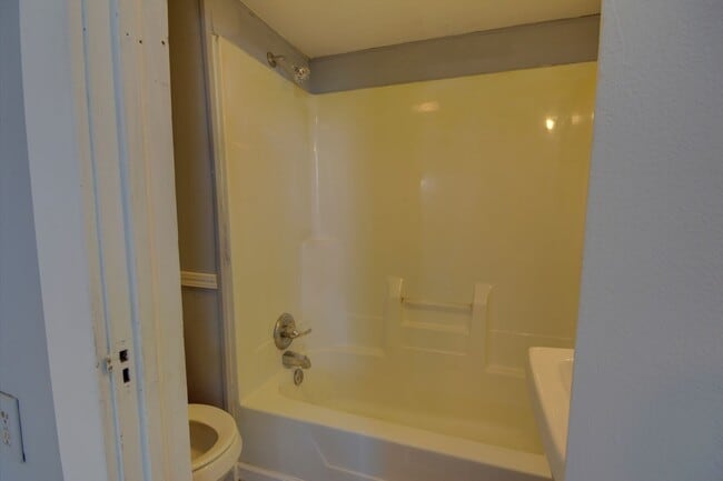 Building Photo - 2 Bed Home