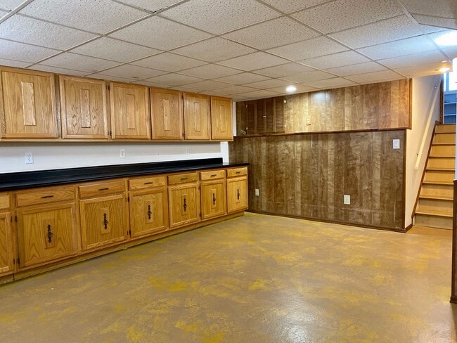 Building Photo - Spacious Tri-Level Home Featuring 4BD/2.5B...