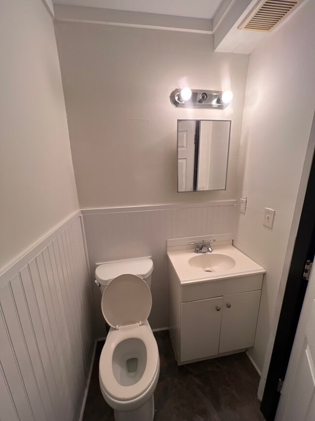 Building Photo - 140 Center St