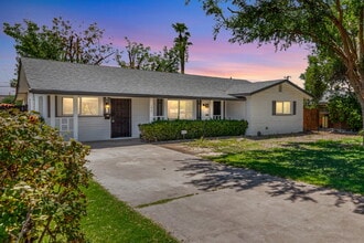 Building Photo - Beautifully updated 4 bed 2 bath Single Fa...