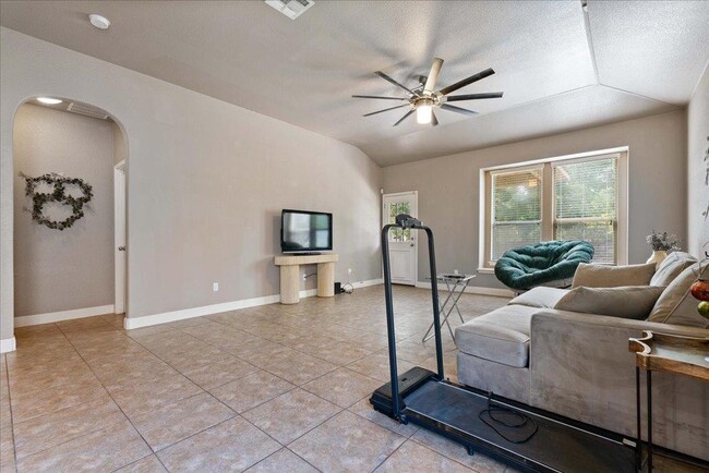 Building Photo - 642 Irvin Dr