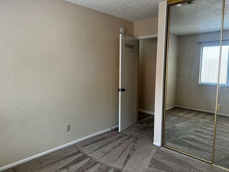 Building Photo - 2716 W Avenue K4
