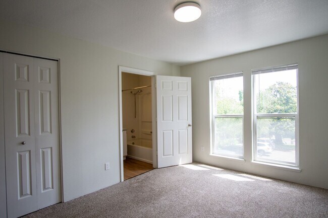 Building Photo - FREE RENT! Bright & Spacious 2-Bed/2 Bath ...
