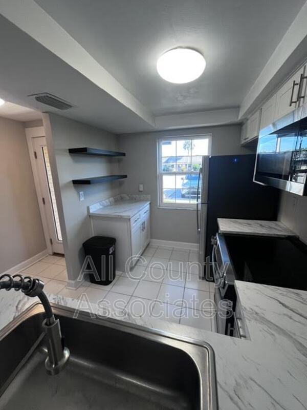 Building Photo - 4122 Hampton Dr