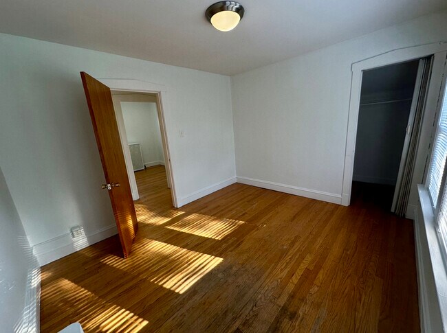 Building Photo - 5058 W Carmen Ave