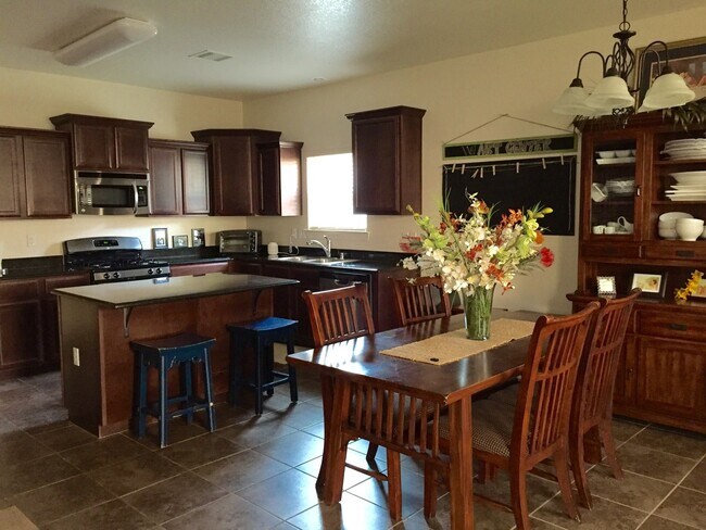 Building Photo - Sandstone Ranch Estates Refrig A/C 4 bed, 3 bath Home with Many Extras!