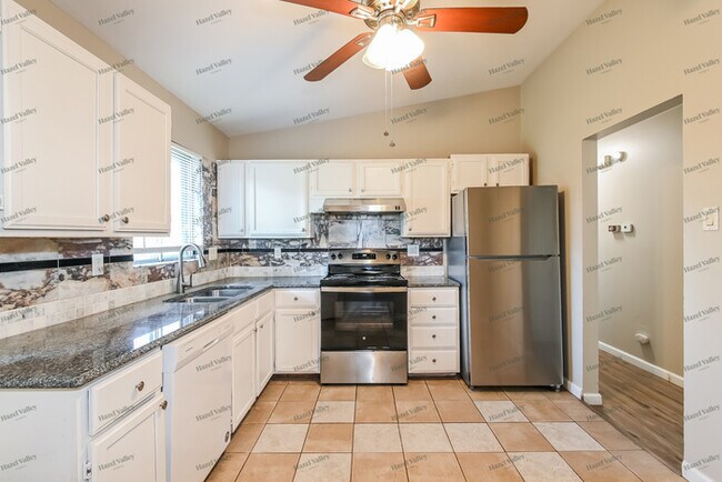 Building Photo - 2240 Hummingbird Dr