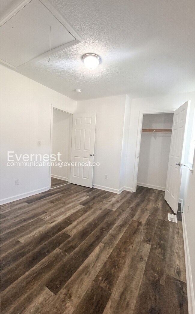 Building Photo - 3 Bed, 2 Bath Home with Off-Street Parking / Available Now!